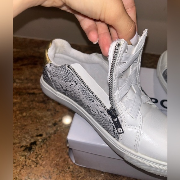 Snakeskin Star Pattern Women’s Sneaker - Picture 7 of 9